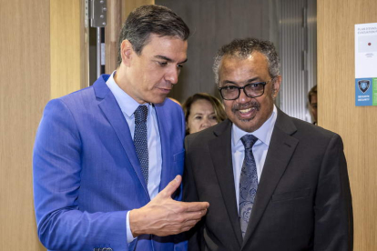 Pedro Sánchez, con Tedros Adhanom, ayer en Ginebra. MARTIAL TREZZINI