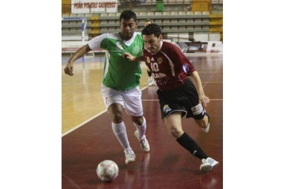 Chano, a la derecha,  trata de irse de un rival en un lance del partido