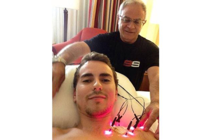 Lorenzo, en plena sesión de recuperación con su fisioterapeuta, en la habitación del hotel.