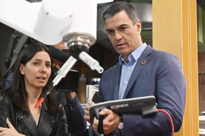 Pedro Sánchez durante su visita al grupo de investigación Robotics Lab de la Universidad Carlos III de Madrid, ayer. BORJA PUIG DE LA BELLACASA