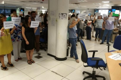 Imagen de la redacción de TVE con periodistas protestando por la cobertura del 1-O con carteles de vergüenza y "vergonya"