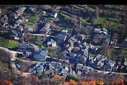 A sólo ocho kilómetros de Ponferrada, Villanueva de Valdueza, en la cuenca del Oza, es un tranquilo pueblo de montaña rodeado de castaños centenarios