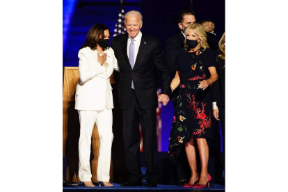 Joe Biden, su vicepresidenta Kamala Harris y la futura primera dama Jill Biden.  JIM LO SCALZO