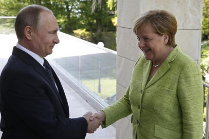 Putin da la bienvenida a Merkel a su llegada a Sochi.