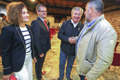 El consejero de Agricultura, Gerardo Dueñas, junto a Raúl Valcarce, Eduardo Morán y Silvia Franco. ANA F. BARREDO