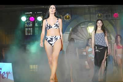 Antes de que concluyera el concurso, un desfile de lencería y de ropa de baño mostró las últimas tendencias para vestir el interior de la mujer.