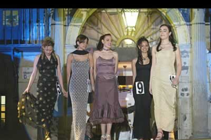 Después del desfile se conocieron los nombres de las cinco finalistas: María Aparicio Castro, Aroa Torres Álvarez, Virginia González Rodríguez, Sandra Cadenas Danis y Yara Fidalgo González.