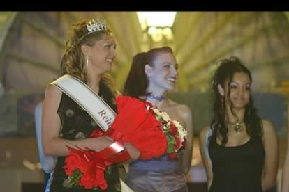 La nueva reina de las fiestas de León comparte con sus compañeras, elegidas damas de honor, este emotivo momento.