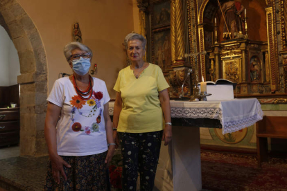 María Jesús y Maribel, ayer en la parroquia de Secarejo. FERNANDO OTERO
