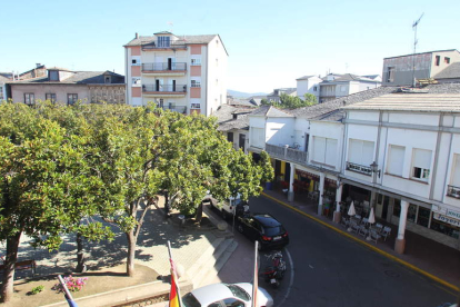 Imagen de la plaza del Ayuntamiento de Cacabelos. BARREDO