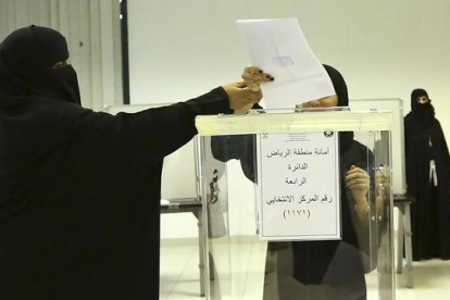 Una mujer saudí vota por primera vez.