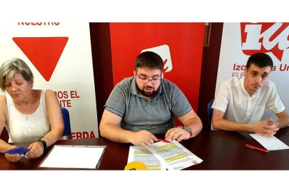 Isabel Maroto, Iván Fernández y Javier Arias, ayer en Ponferrada. DL