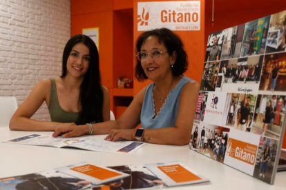 Selene de la Fuente, técnica de Igualdad, e Irene Velada, coordinadora provincial, presentan el informe de la Fundación Secretariado Gitano.. FERNANDO OTERO