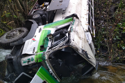 Camión accidentado en el arroyo del río Tremor. DL