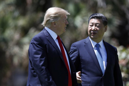 Xi Jinping habla con Trump durante la cumbre que mantuvieron en Mar-a-Lago (Florida).