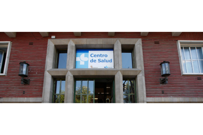 El centro de salud de La Condesa se encuentra dentro de la ratio con 34,2 usuarios cada día. J.F.S.