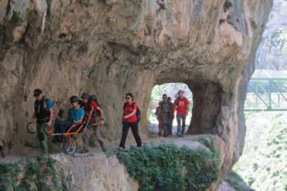 Imagen de un grupo de senderistas realizando la Ruta del Cares. LARRY