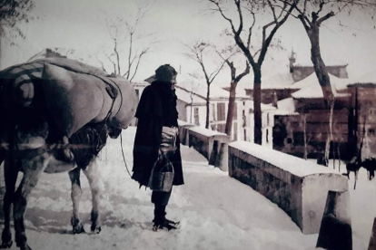 Vendedor de cisco en día de frío, en Soria, hacia 1912. RIOJA DE PABLO. ARCHIVO DEL MUSEO SOROLLA.