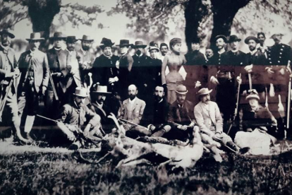 Cazadores durante una jornada en San Ildefondo. La sexta por la izquierda es Isabel II; el cuarto (d), Alfonso XII. ALFREDO ESPERÓN.