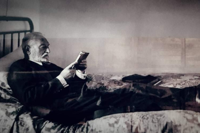 Miguel de Unamuno leyendo en su casa de la calle Bordadores de Salamanca (1925). Cándido Ansede