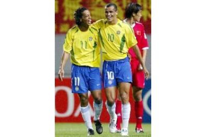 Rivaldo es felicitado por un compañero tras lograr el segundo gol de Brasil