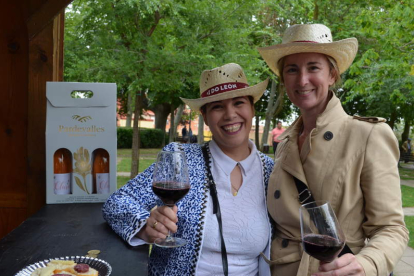 Dos mujeres degustando los vinos de la DO León en la última feria celebrada en 2019. MEDINA