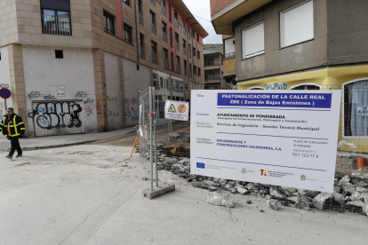 Obras en la calle Real enmarcadas en el proyecto de ZBE. ANA F. BARREDO