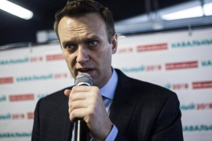 Navalni interviene durante la inauguración de su oficina de campaña en Chelyabinsk, en los Urales (Rusia), el 15 de abril.