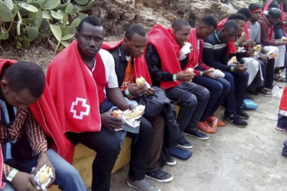 Inmigrantes subsaharianos que viajaban a bordo de la patera llegada a las costas de Ceuta.
