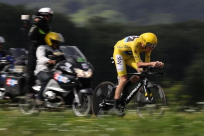 Chris Froome, perseguido por las motos del Tour, camino de Megève.