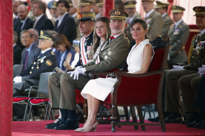 Los reyes Felipe y Letizia junto a la princesa Leonor y el director general de la Academia General Militar de Zaragoza. JAVIER CEBOLLADA