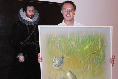 Adolfo Álvarez Barthe, con dos de las singulares creaciones que expone en el museo.