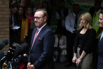 Kevin Spacey comparece a la puerta de la corte londinense de Southwark tras ser declarado no culpable de delitos sexuales a cuatro hombres. ANDY RAIN