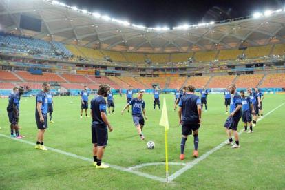 La selección italiana se ejercita durante un entrenamiento previo al inicio del Mundial 2014.