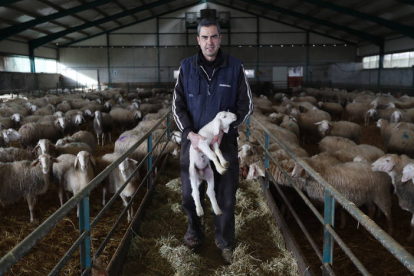 Óscar González, ganadero de ovino ovejas leche en Villabraz. DL
