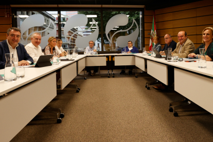 BILBAO, 24/07/2023.-El presidente del PNV Andoni Ortuzar, (3d) junto al lehendakari Iñigo Urkullu, (2i) Aitor Esteban (i) y Mireia Zárate (3i) entre otros, durante la reunión del EBB mantenida este lunes para analizar los resultados electorales. EFE/Luis Tejido