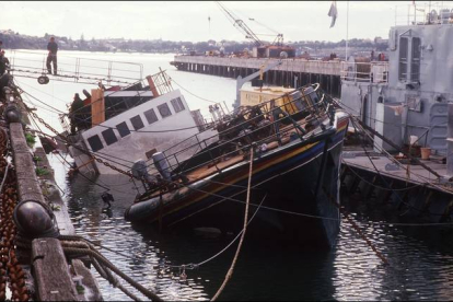 Imagen del 'Rainbow Warrior', hundiéndose en el puerto de Auckland, en 1985.