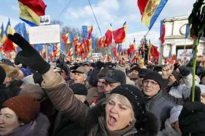 Manifestastes en la concentración contra el presidente moldavo y a favor de la celebración de nuevas elecciones.