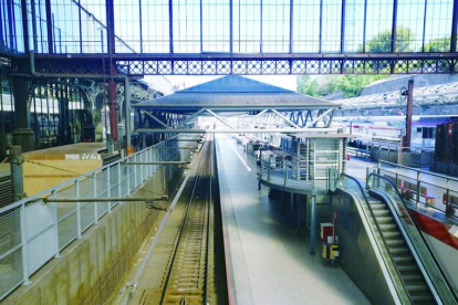 Vista parcial de andenes y vías en el interior de Príncipe Pío, otra vez estación de referencia para los trenes de León a Madrid. DL