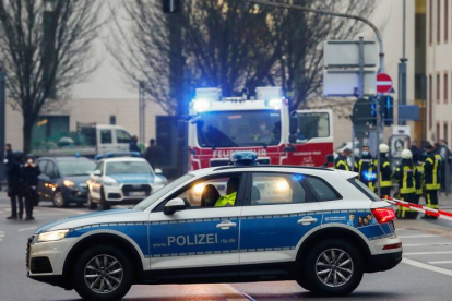 Un coche policial bloquea el acceso a una carretera de Tréveris (Alemania), este martes. JULIEN WARNAD