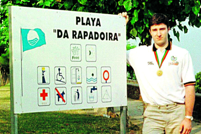 El júnior Julio González con la medalla de oro de Lisboa 1999. PALACIO