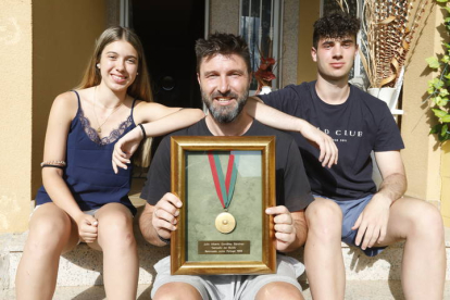 Julio González posa con sus hijos Marta y Álvaro. RAMIRO