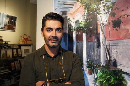 El artista andaluz Juan Galán, con una de sus creaciones. CUEVAS