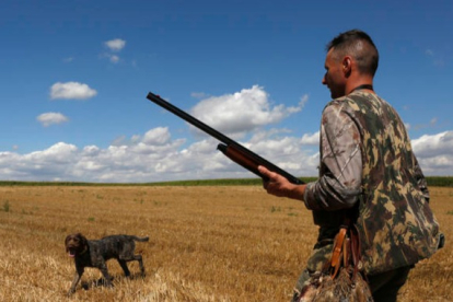 Un cazador, con su perro, en Regueras de Arriba. FERNANDO OTERO