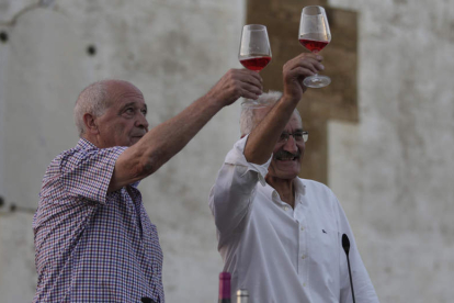 Alfonso García y el alcalde brindan tras el pregón. FERNANDO OTERO