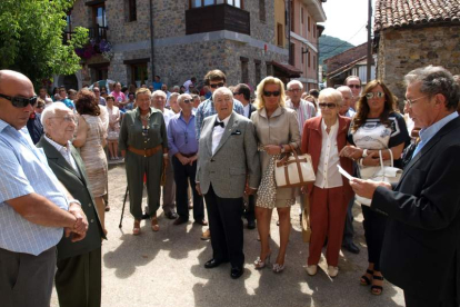 Vecinos y familiares se dieron cita en el homenaje a David Álvarez, en el centro de la imagen.