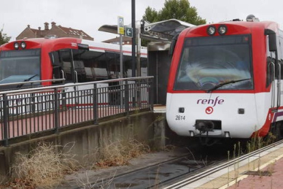 Las unidades renovadas en el servicio del ancho métrico en León ya actualizaron el logotipo de cercanías; en la foto, trenes en el apeadero de la Asunción. RAMIRO