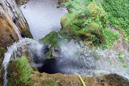 Curso de agua en el exterior de la cueva de Valporquero