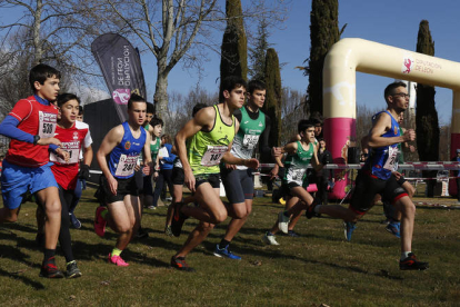 El futuro del atletismo leonés se dio cita en la prueba de La Virgen del Camino. FERNANDO OTERO