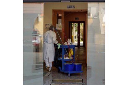 Una profesional de la limpieza desinfecta un centro público RAMON GABRIEL